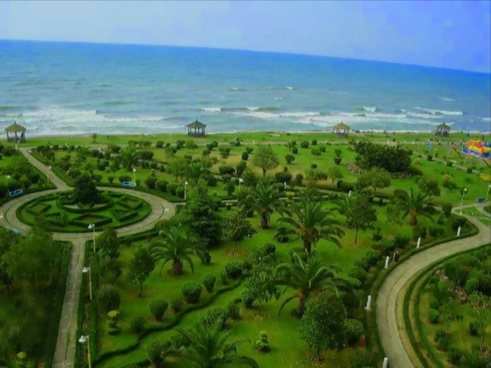 سرسبزی شهر محمودآباد درکنار دریا6516314541