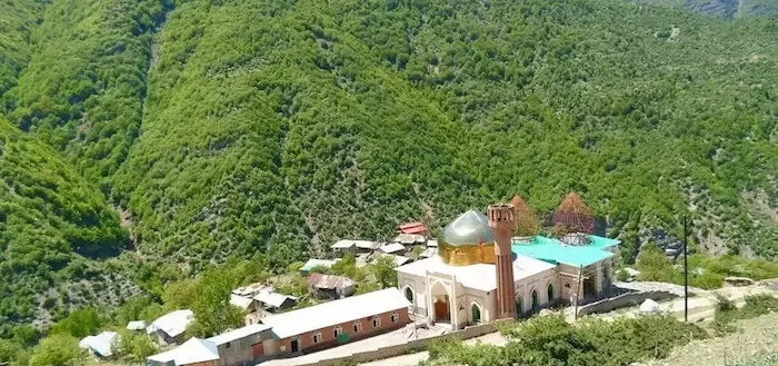 کوهستان سرسبز و ساختمان مقبره ای ییلاق شیخ موسی 123638989