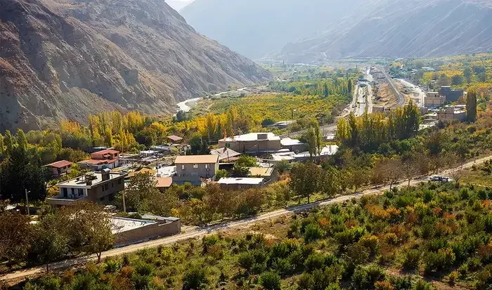 پوشش گیاهی سرسبز خانه های روستایی در کنار کوه های عظیم روستای آزادمون در شهر محمودآباد 154541