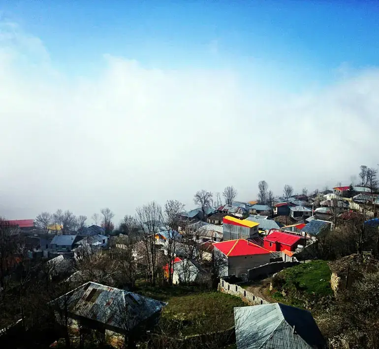 نمای خانه های روستایی در ارتفاعات مه آلود روستای سنگچال 4875468