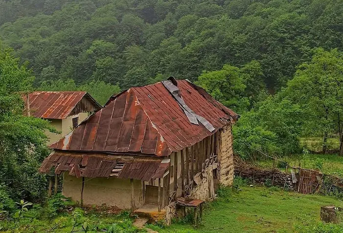 کلبه های روستایی در وسط جنگل سرسبز روستای منگلاب 489754980760