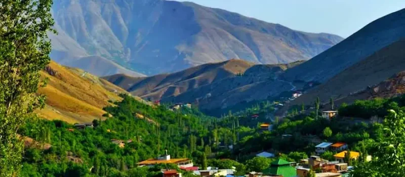 خانه های روستای در کنار پوشش گیاهی سرسبز در روستای سرسبز میرود 4546556